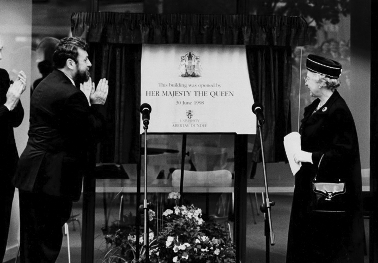 The Queen opens the Bernard King Library at Abertay
